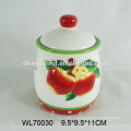 Tasse de thé en céramique à la main avec un motif de pomme